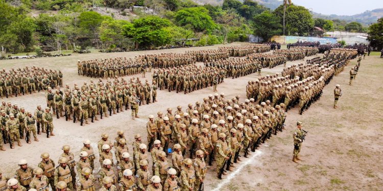 3.000 militares y policias imponen cerco de seguridad en busca de pandillas en periferia norte de San Salvador