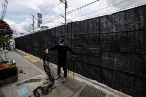 Pueblo japonés instala una barrera para bloquear una popular vista del monte Fuji