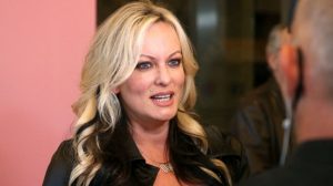 Stormy Daniels niega que extorsionara a Donald Trump