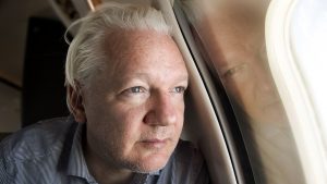 Julian Assange vuelve a Australia tras recobrar la libertad