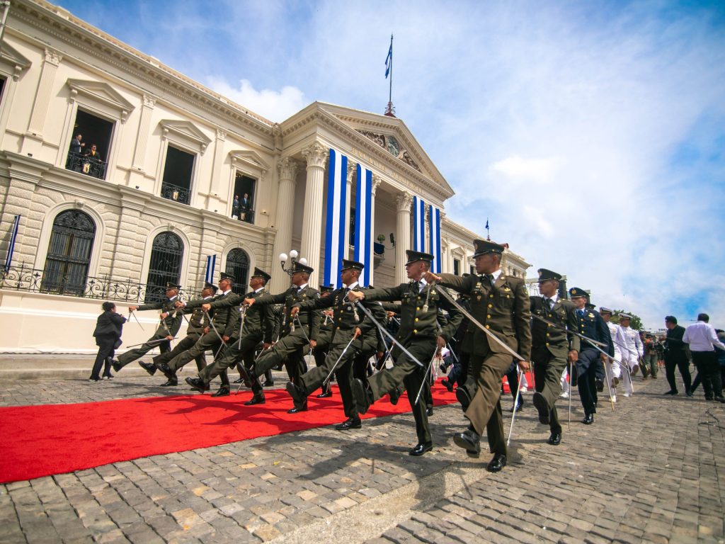 El ejército de El Salvador realizó un desfile militar frente al Palacio Nacional previo al discurso del mandatario. Foto Presidencia