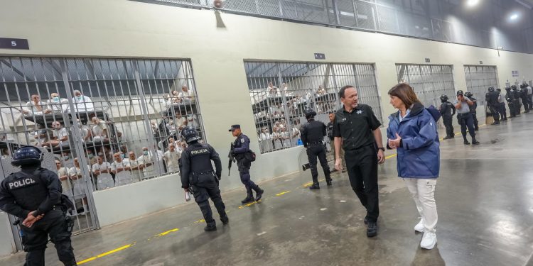 Ministra argentina de seguridad visita “megacarcel” como parte de su agenda para conocer el “Modelo Bukele”