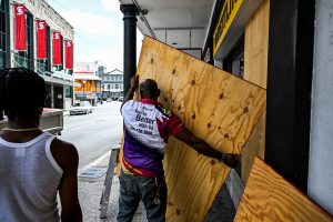 El huracán Beryl se vuelve categoría 4 y toca tierra caribeña en Granada