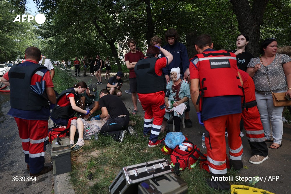 Atienden a víctimas de ataque masivo de Rusia contra la capital de Ucrania