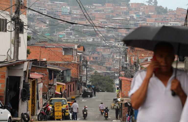 Vista de una calle del barrio París en el municipio Bello de Medellín