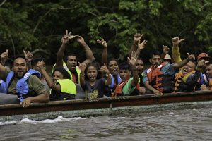 Panamá deporta a primer grupo de migrantes detenidos en el Darién bajo acuerdo con EEUU