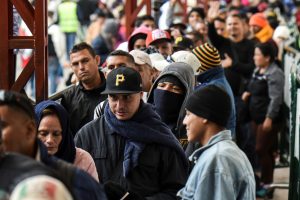 Biden condena la paralización de beneficios para migrantes casados con estadounidenses
