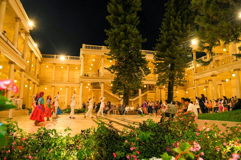 Interior del Palacio Nacional y presentación de grupos de música folklorica