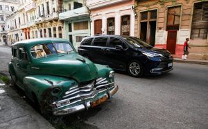 Lujo sobre ruedas: autos de alta gama roban show a clásicos americanos en Cuba