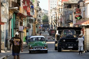 Lujo sobre ruedas: autos de alta gama roban show a clásicos americanos en Cuba