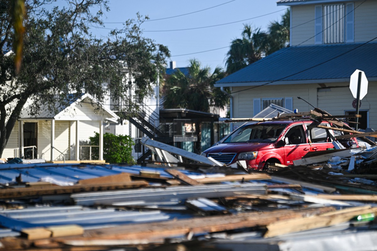 Los escombros dejados por el huracán Helene después de tocar tierra se ven en Cedar Key, Florida, el 27 de septiembre de 2024. El huracán Helene se debilitó el 27 de septiembre horas después de tocar tierra en el estado estadounidense de Florida, y los funcionarios advirtieron que la tormenta seguía siendo "extremadamente peligrosa". a medida que avanzaba hacia el interior, dejando carreteras y casas inundadas a su paso. (Foto de Miguel J. Rodríguez CARRILLO / AFP)