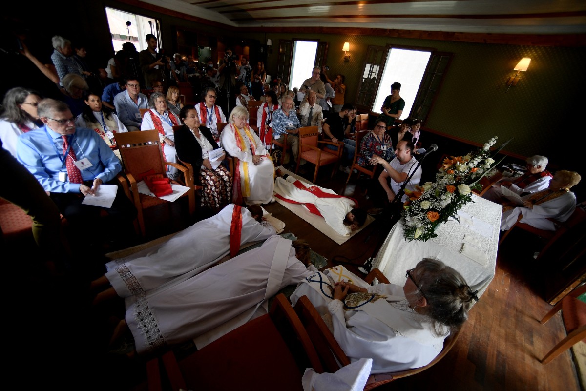 Con lecturas de la Biblia, himnos, etc., la ceremonia en tres idiomas, organizada con la máxima discreción en presencia de Unos 50 fieles de varios países, siguieron la misma liturgia como misa oficial. (Foto de Filippo MONTEFORTE / AFP)