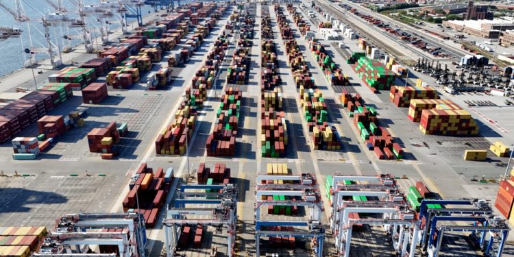 Trabajadores portuarios de EEUU ponen fin a la huelga tras lograr acuerdo