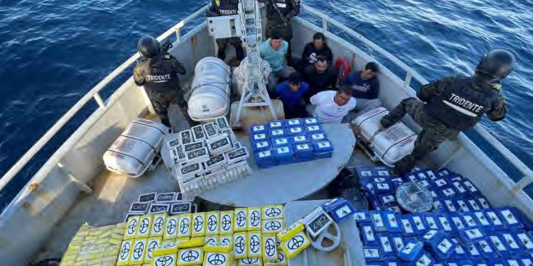 Seis extranjeros y 1,551 kilos de droga capturados por la Fuerza Naval