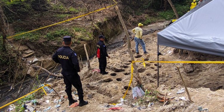 Localizan osamentas en fosa clandestina en la periferia de San Salvador