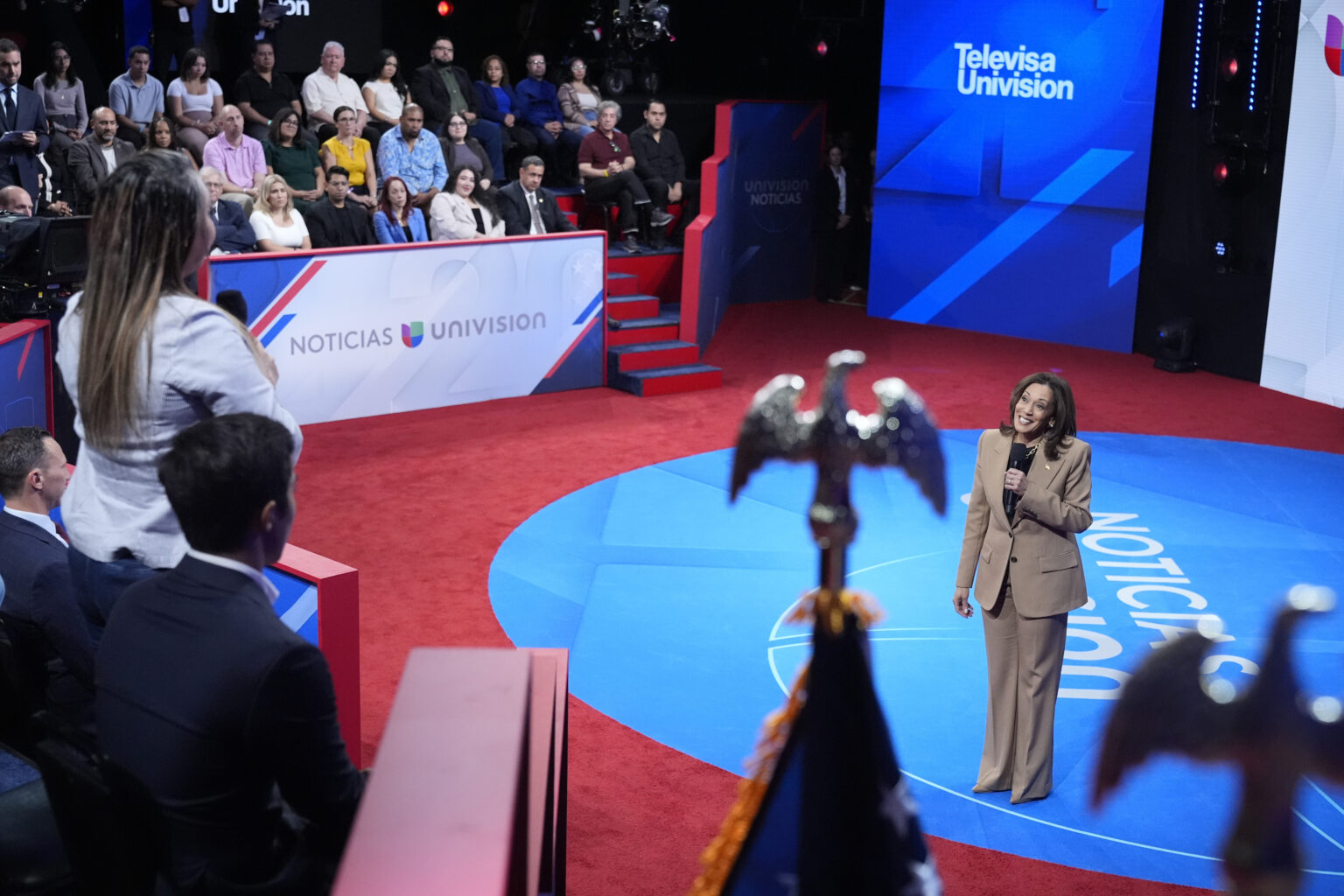 Latinos indecisos cuestionan a Harris sobre seguridad fronteriza y migración