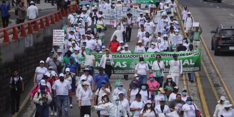 Médicos Y Maestros Marchan Para Exigir Pago De Escalafón - Newsweek El ...