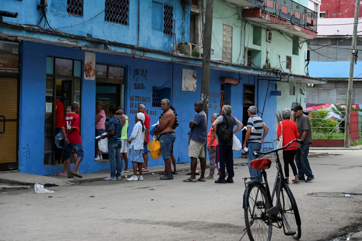 Rafael amenaza a Cuba con la fuerza de un "huracán mayor"