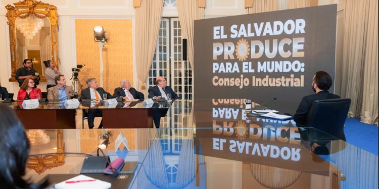 Gobierno e industriales se reúnen para impulsar la “reindustrialización” de El Salvador