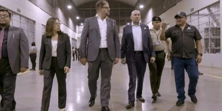 Autoridades de seguridad de Ecuador visitan el CECOT para replicar la megacárcel de El Salvador