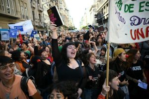 Masiva protesta contra Milei por el recorte a la educación en Argentina