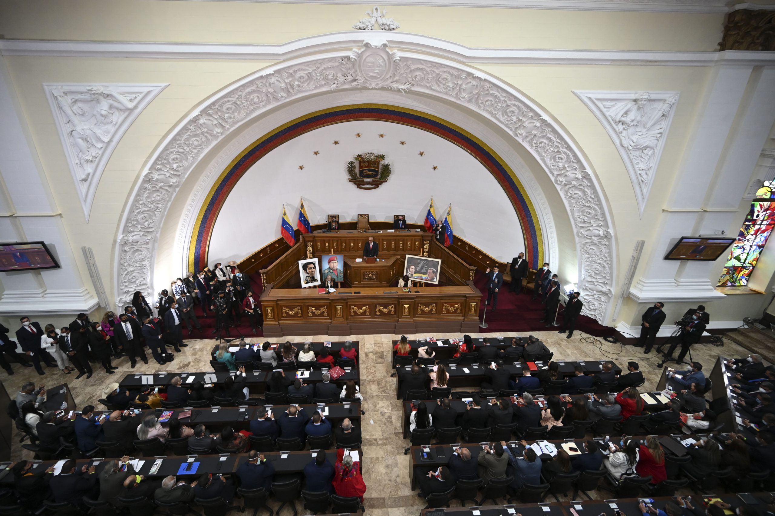 Los legisladores asistieron al recinto con retratos de Hugo Chávez y Simón Bolívar. Foto: Yuri Cortez/AFP