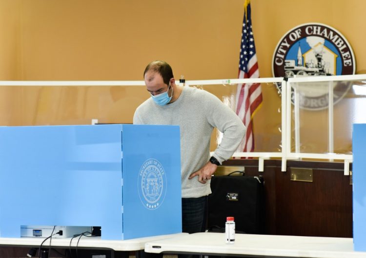 Georgia desestima demanda de Trump para anular victoria de Biden, mientras se realiza elección clave para el Senado