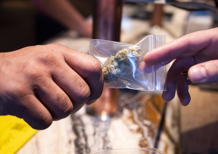 Tres jóvenes son condenados a 30 años de prisión por consumo de cannabis