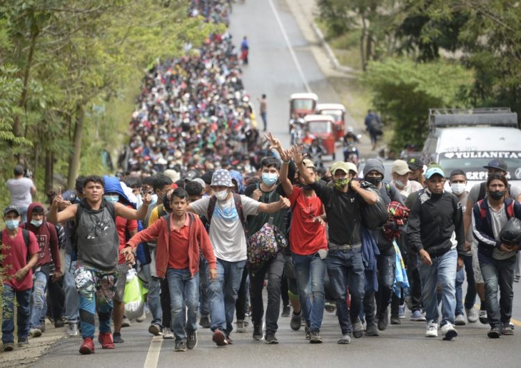 Caravana rumbo a Estados Unidos suma más de 9,000 migrantes en Guatemala