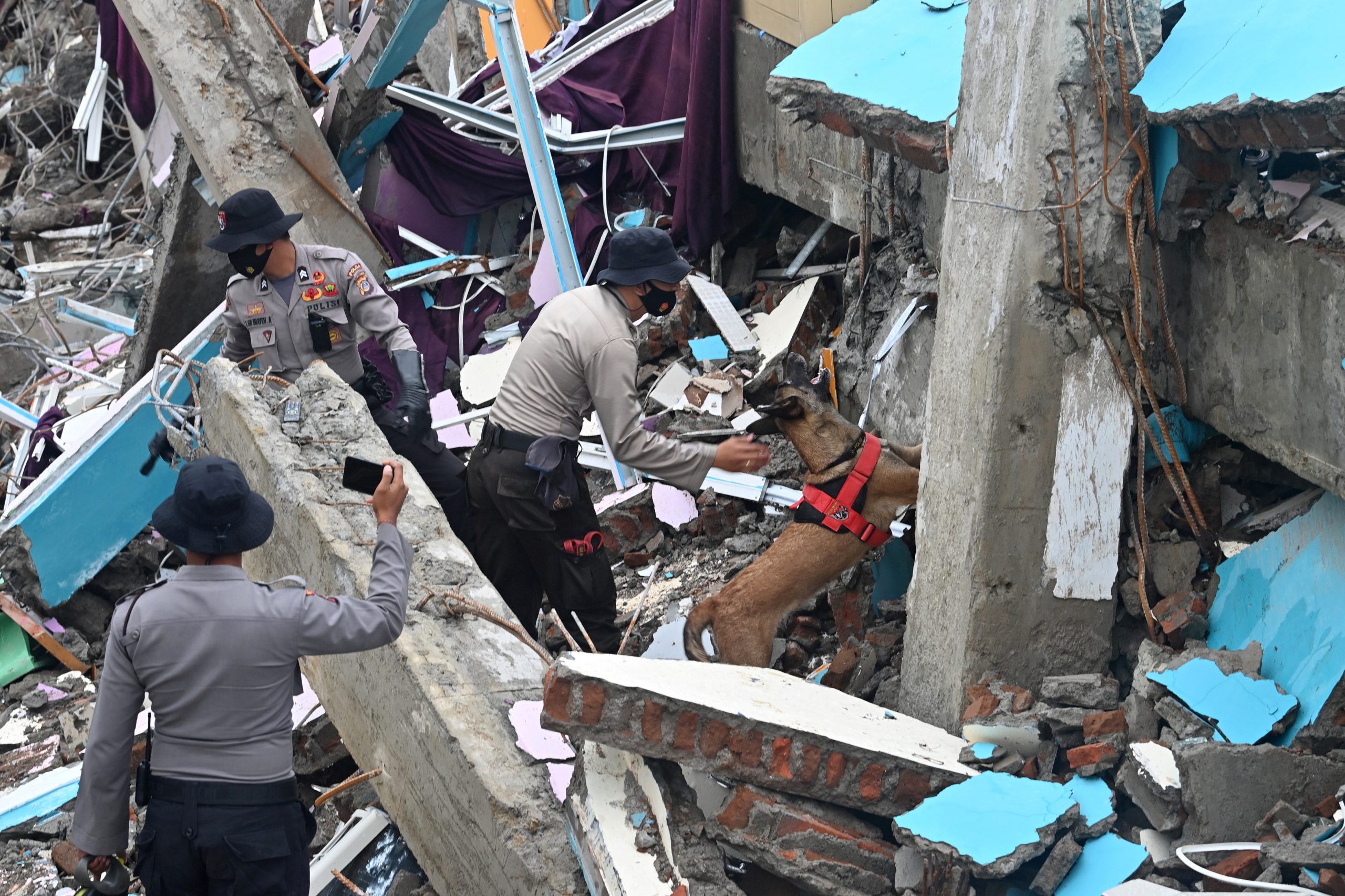 Decenas de cadáveres fueron recuperados de los escombros. Foto: Adek Berry/AFP