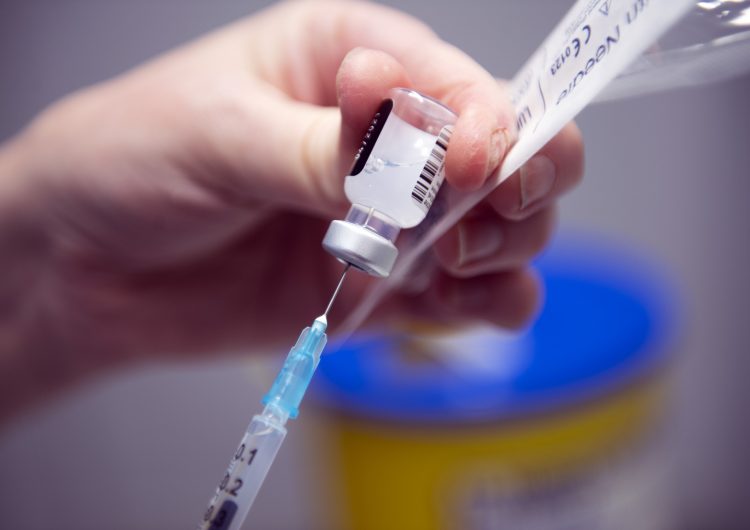 Consejo Europeo exige transparencia a farmacéuticas por retrasos de vacuna contra el COVID-19