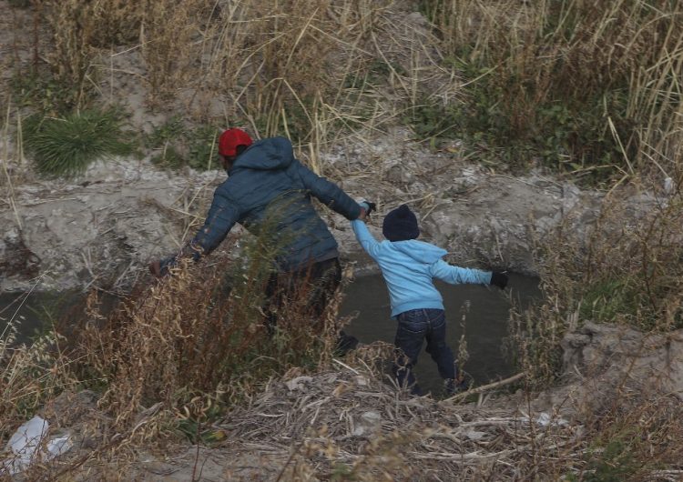 Tres jueces de EU permiten a los agentes fronterizos expulsar a niños migrantes