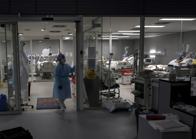 EU detecta primeros dos casos de la variante del coronavirus de Sudáfrica