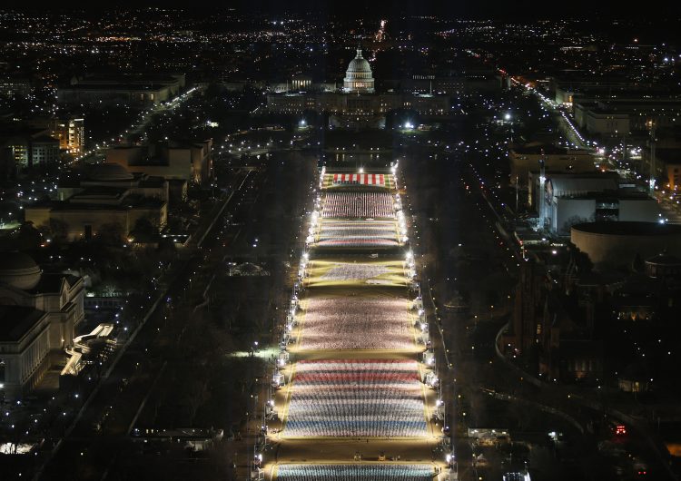 EU exhibe 191,500 banderas y 56 pilares de luz que representan a quienes no podrán asistir a la investidura de Biden