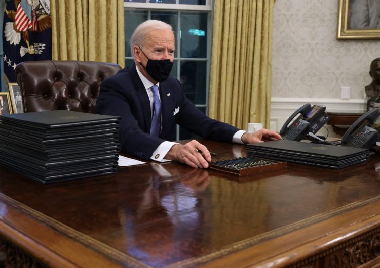 Biden suspende la construcción del muro con México y protege a los ‘dreamers’ en sus primeros decretos