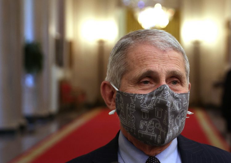Fauci recomienda el uso del doble cubrebocas, incluso después de vacunarse