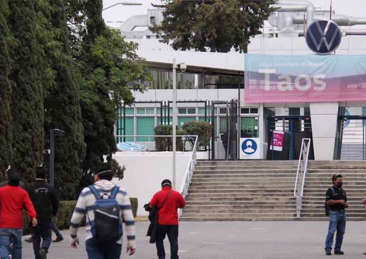 Analizarán posible paro de labores en Volkswagen por casos Covid