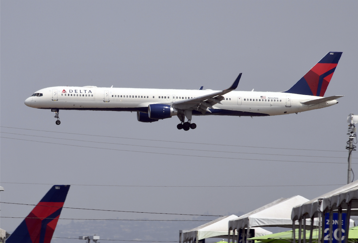 Las aerolíneas deben confirmar el resultado negativo de la prueba para todos los pasajeros. Foto: Robyn Beck/AFP