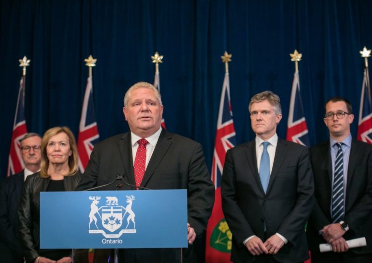 Funcionarios canadienses renuncian por salir de vacaciones al extranjero pese a restricciones del gobierno