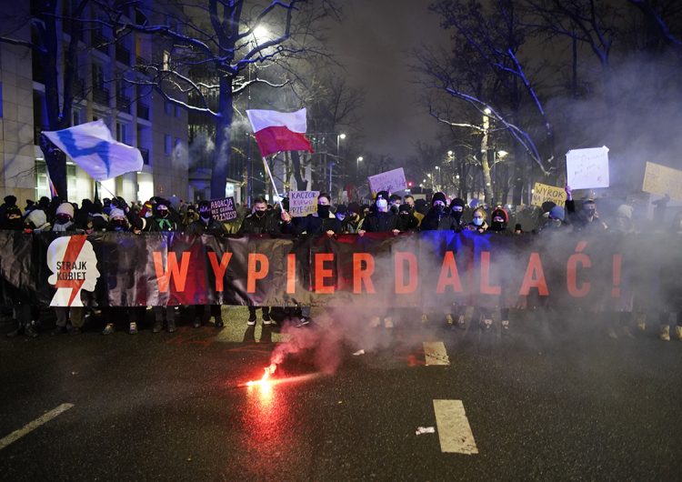 Polonia: centenas de personas se manifiestan contra la ley antiaborto; hay 14 detenidos
