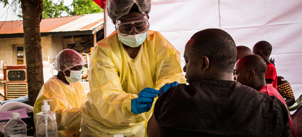 Actualmente se cuenta con 6,890 dosis para la respuesta a los brotes de ébola. Foto: Banco Mundial/Vincent Tremeau