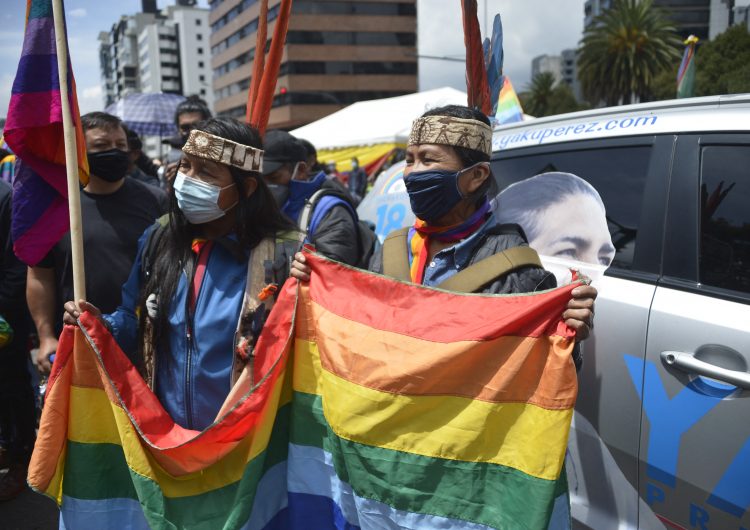 Indígenas ecuatorianos protestan por presunto fraude electoral contra candidato ambientalista