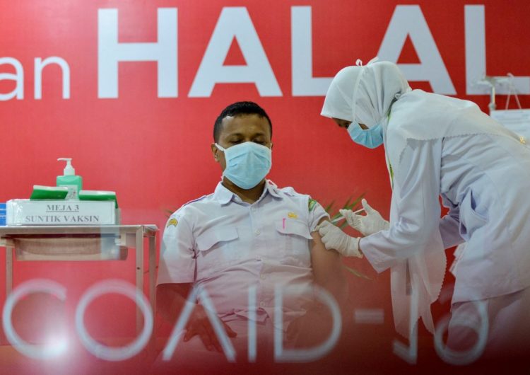 Indonesia amenaza con multar a quienes se nieguen a vacunarse contra el COVID-19