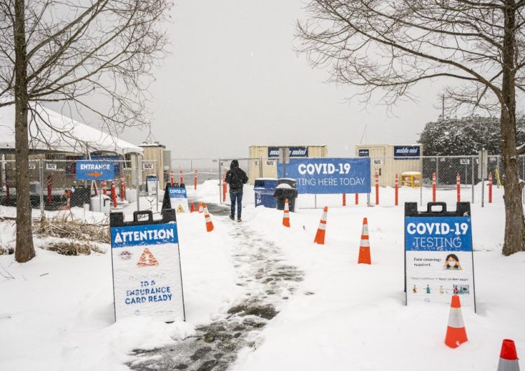 Una mujer de 90 años camina 10 km en la nieve para recibir la vacuna contra COVID-19