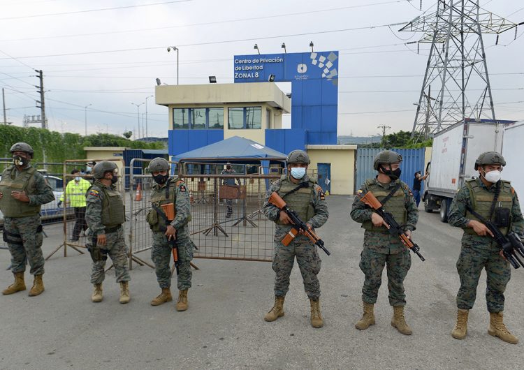 Revueltas en tres cárceles de Ecuador dejan al menos 62 presos muertos