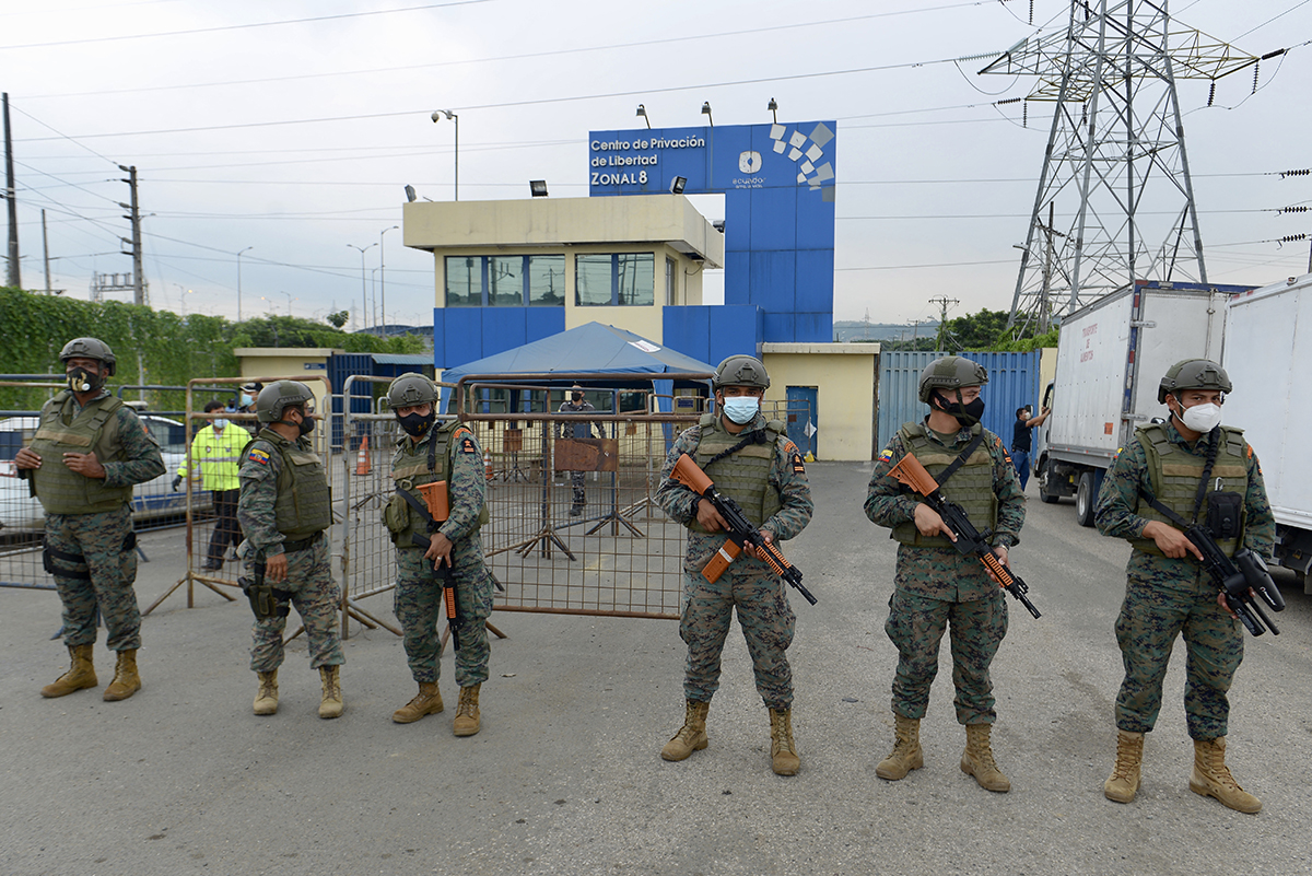 La Armada de Ecuador custodia la cárcel de Guayaquil hoy. Foto: Marcos Pin Méndez/AFP