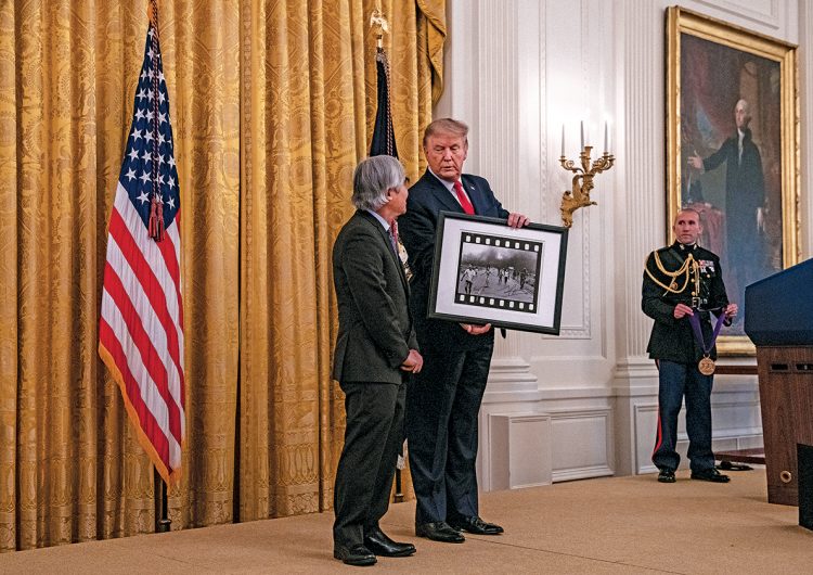 ¿Por qué el fotógrafo de la ‘niña del napalm’ aceptó una medalla de Donald Trump?
