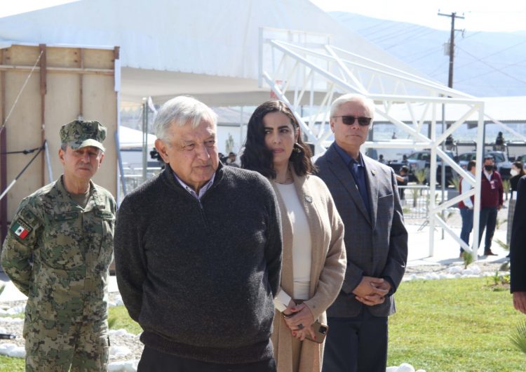 Reciben manifestantes a López Obrador en evento de la Guardia Nacional en Tijuana