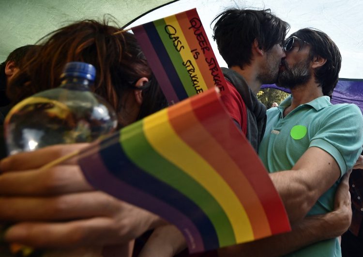 Polonia prohibirá que las personas homosexuales adopten niños