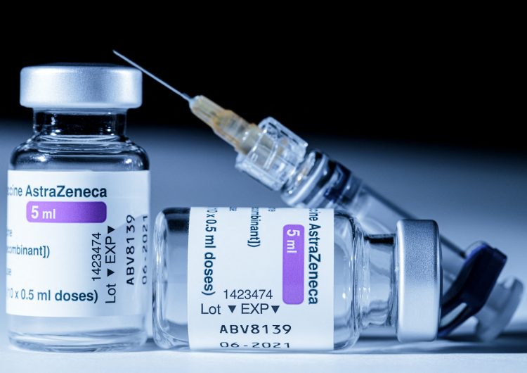 Europa poco a poco vuelve a usar vacuna AstraZeneca tras veredicto de EMA